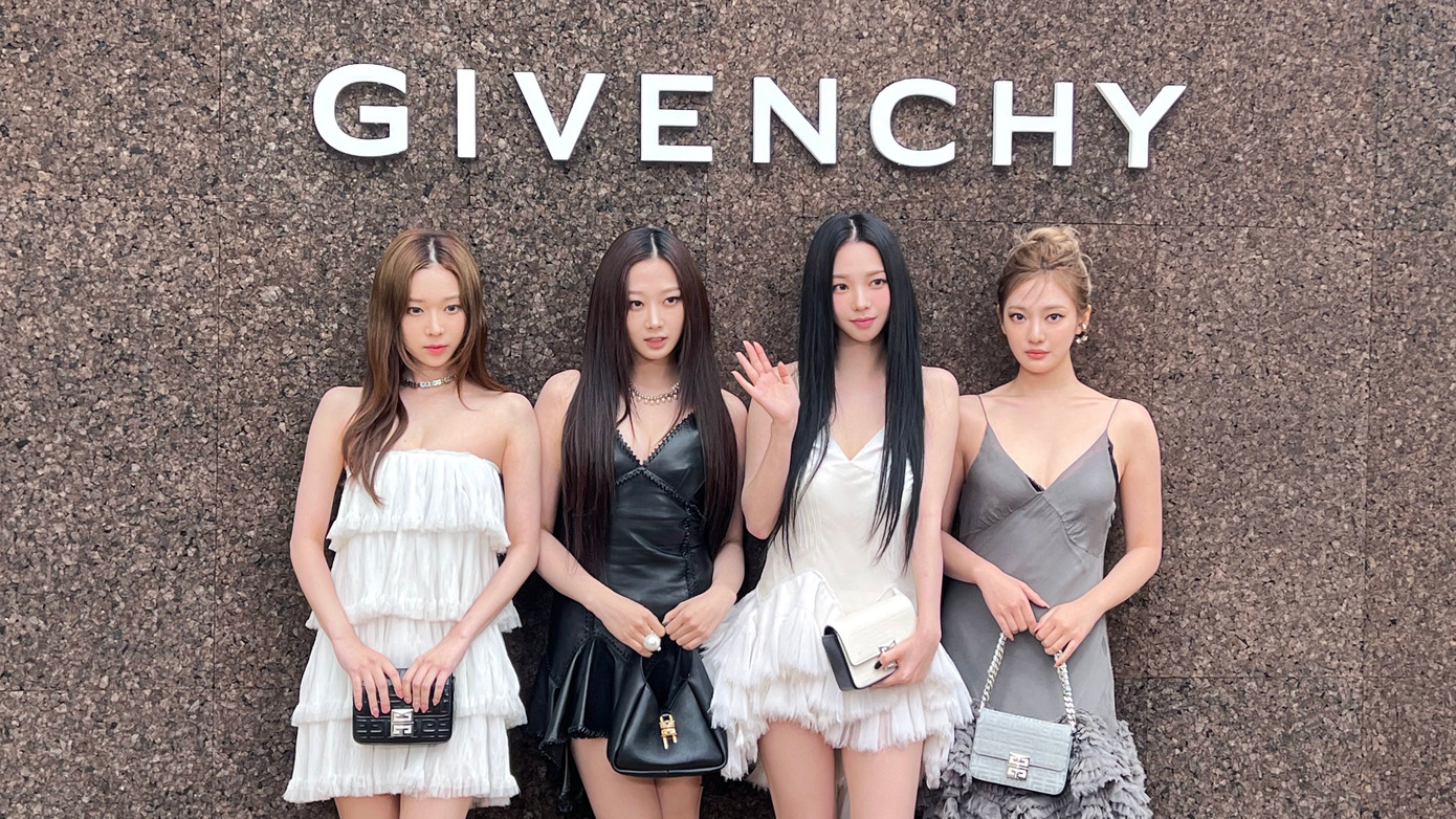 Tại Paris Fashion Week 2022, aespa gây nhiều tranh cãi vì đến muộn, diện mạo thiếu đột phá. Tại Paris Fashion Week 2022, aespa gây nhiều tranh cãi vì đến muộn, diện mạo thiếu đột phá.