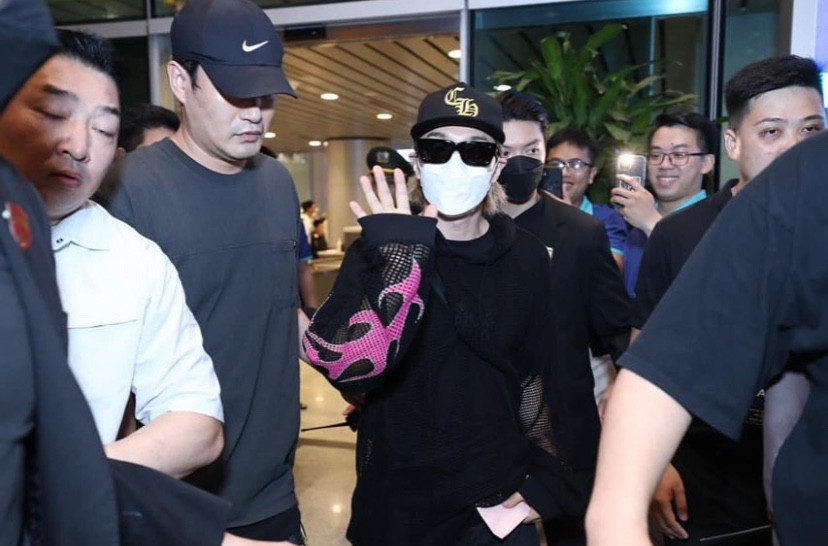 Taeyang đội mũ và đeo khẩu trang kín mít nhưng không khó để người hâm mộ nhận ra giọng ca nhóm BIGBANG.