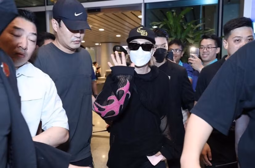 Taeyang đội mũ và đeo khẩu trang kín mít nhưng không khó để người hâm mộ nhận ra giọng ca nhóm BIGBANG.