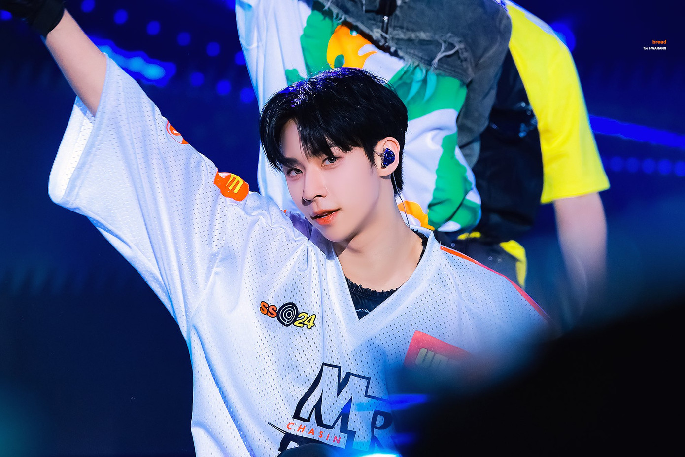 Mặc kệ những đồn đoán xung quanh, công ty và Hwarang vẫn chưa đưa thêm bất kỳ thông báo nào. Mặc kệ những đồn đoán xung quanh, công ty và Hwarang vẫn chưa đưa thêm bất kỳ thông báo nào.