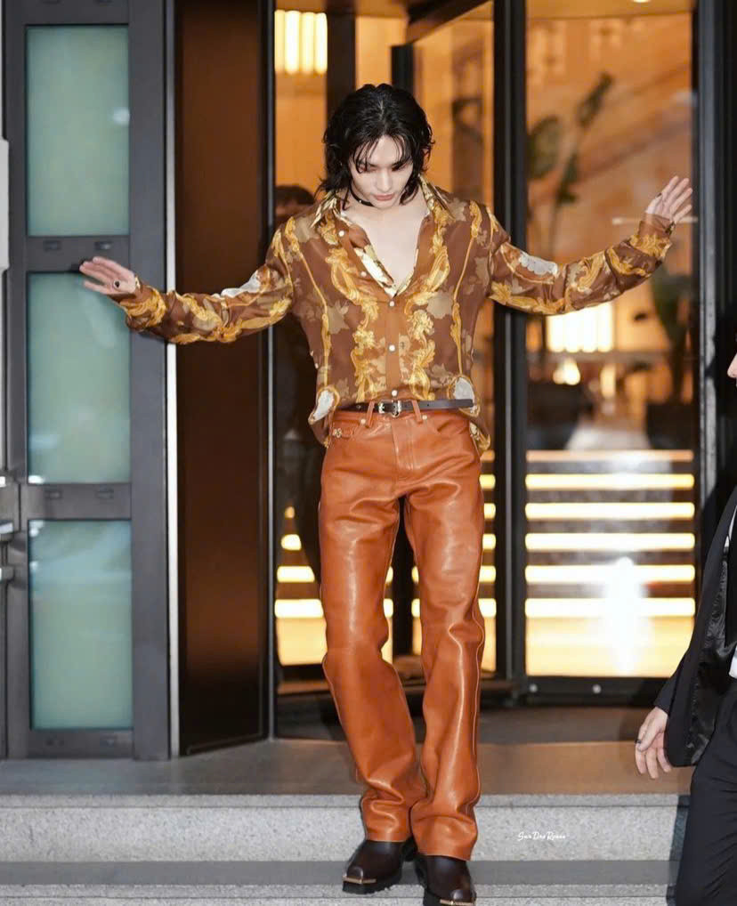 Khoảnh khắc viral của nam thần tượng nhà JYP khi bước ra khỏi sảnh chờ của khách sạn được ví như nhận vật "xé truyện" bước ra.