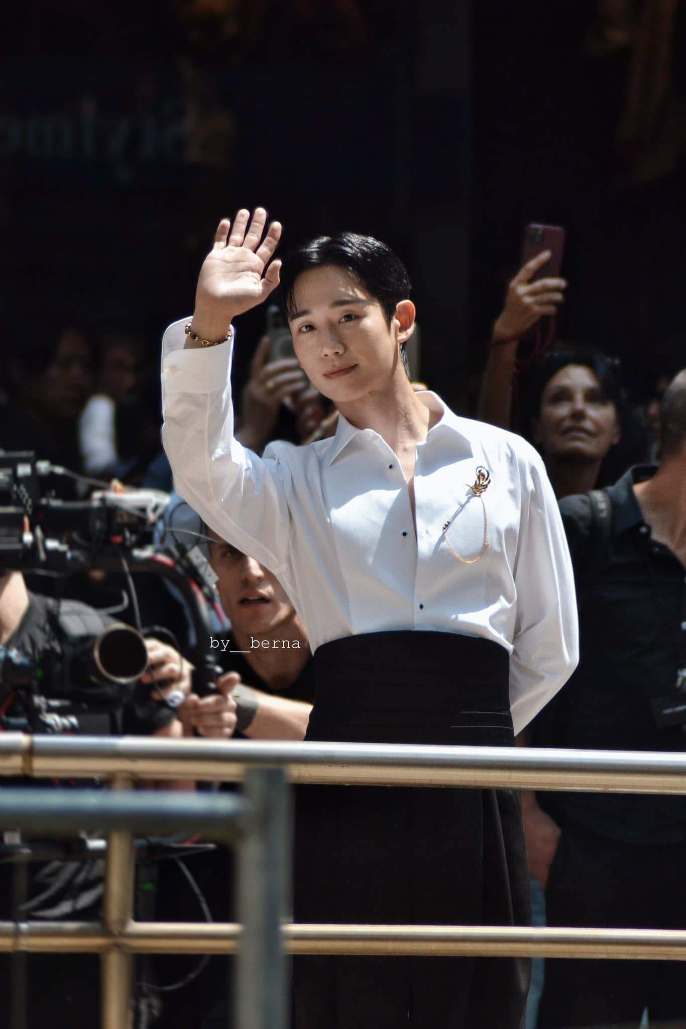 Mọi ống kính đổ dồn về phía nam diễn viên sinh năm 1988 khi anh xuất hiện. Dưới góc chụp cận, nam diễn viên vẫn giữ được vẻ điển trai quen thuộc. Mọi ống kính đổ dồn về phía nam diễn viên sinh năm 1988 khi anh xuất hiện. Dưới góc chụp cận, nam diễn viên vẫn giữ được vẻ điển trai quen thuộc.