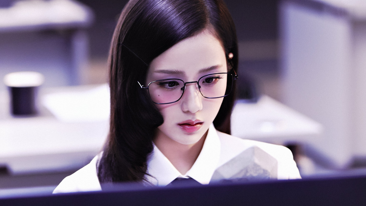 Trong MV, Jisoo vào vai một nhân viên văn phòng đang trải qua một ngày làm việc căng thẳng nhưng mọi thứ bỗng trở nên tươi sáng khi cô nhận được tin nhắn từ người mình yêu.