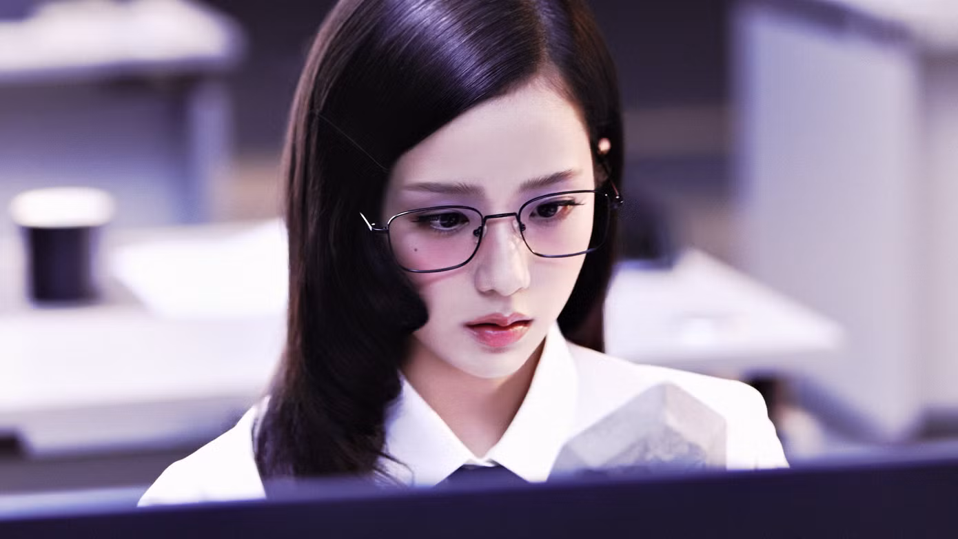 Trong MV, Jisoo vào vai một nhân viên văn phòng đang trải qua một ngày làm việc căng thẳng nhưng mọi thứ bỗng trở nên tươi sáng khi cô nhận được tin nhắn từ người mình yêu.