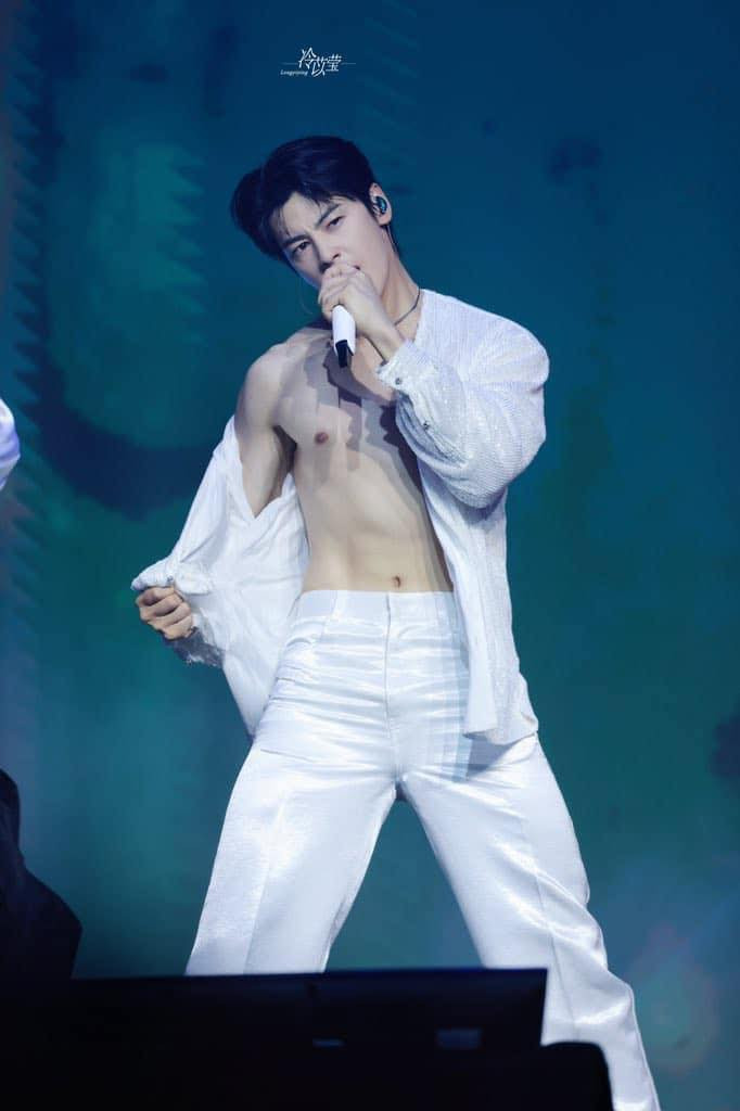 Người hâm mộ thậm chí còn bình luận: "Cảm ơn nút áo vì đã rơi ra!". Các từ khóa liên quan tới sự cố trang phục "đã mắt" này cũng lọt top thịnh hành ở nhiều nền tảng mạng xã hội.