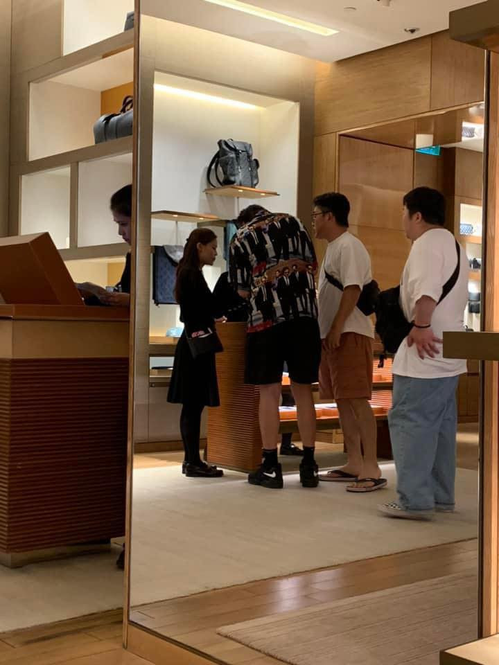 Fan bắt gặp Lee Kwang Soo mua đồ của thương hiệu xa xỉ trong trung tâm thương mại.