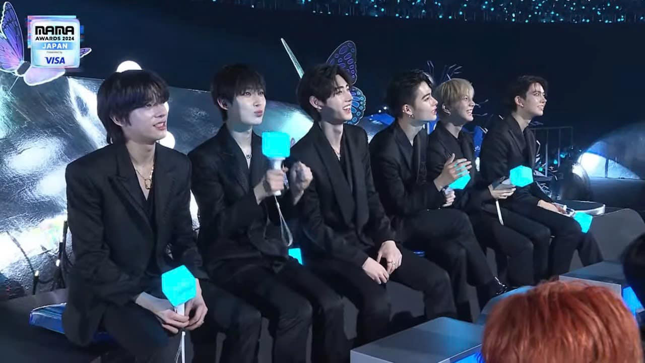 Tại lễ trao giải, Na PD cùng Lee Young Ji đã rủ dàn thần tượng có mặt "quẩy" theo APT. ở phần đầu chương trình.