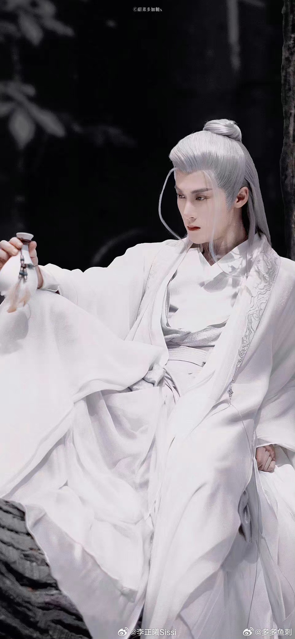 Đàn Kiện Thứ trong vai Tương Liễu. Đàn Kiện Thứ trong vai Tương Liễu.