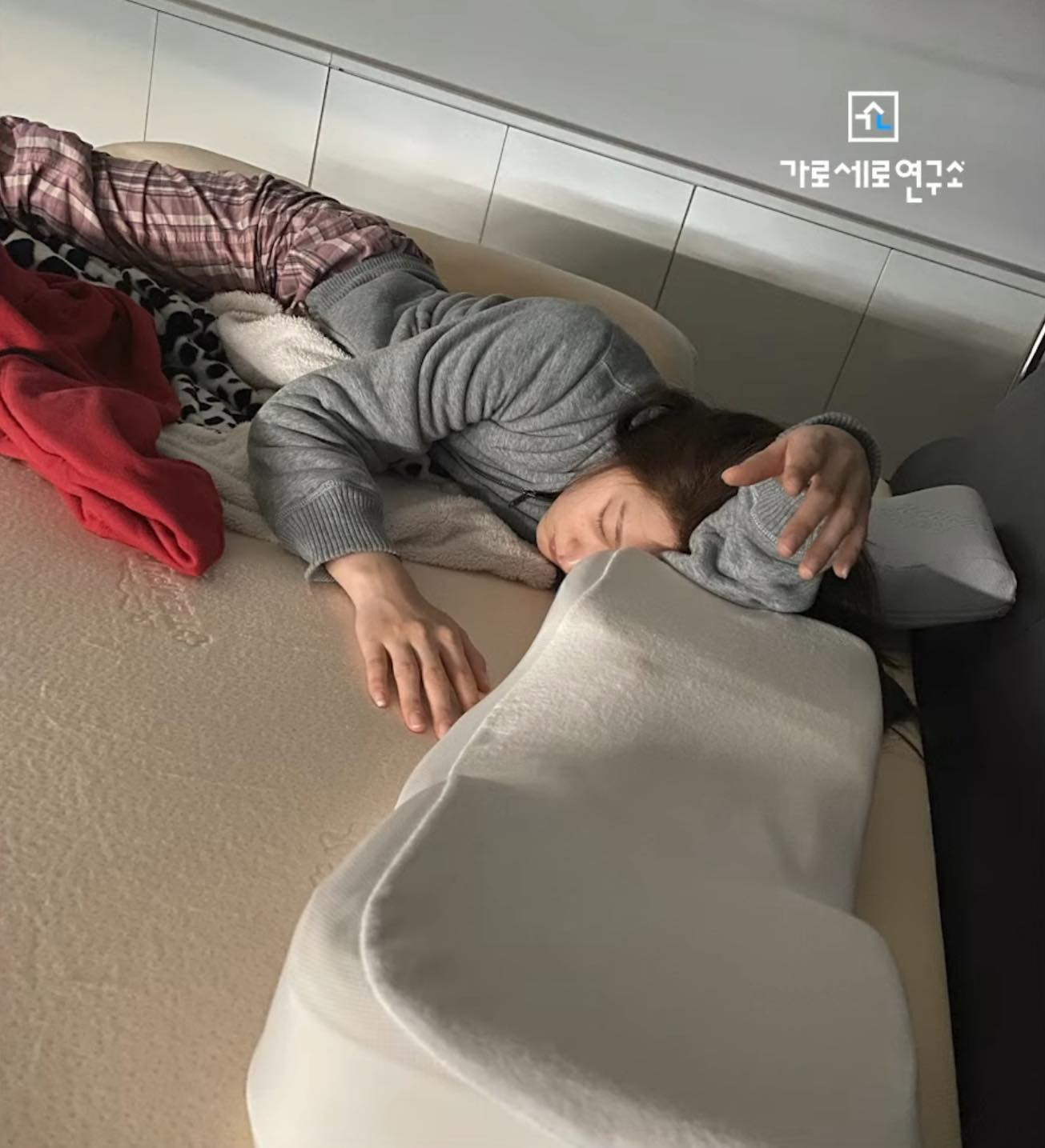 Nhiều netizen chỉ ra chiếc áo màu đỏ xuất hiện phía sau lưng Kim Soo Hyun trong bức ảnh trùng khớp với chiếc áo mà Kim Sae Ron từng mặc trước đó. Nhiều netizen chỉ ra chiếc áo màu đỏ xuất hiện phía sau lưng Kim Soo Hyun trong bức ảnh trùng khớp với chiếc áo mà Kim Sae Ron từng mặc trước đó.