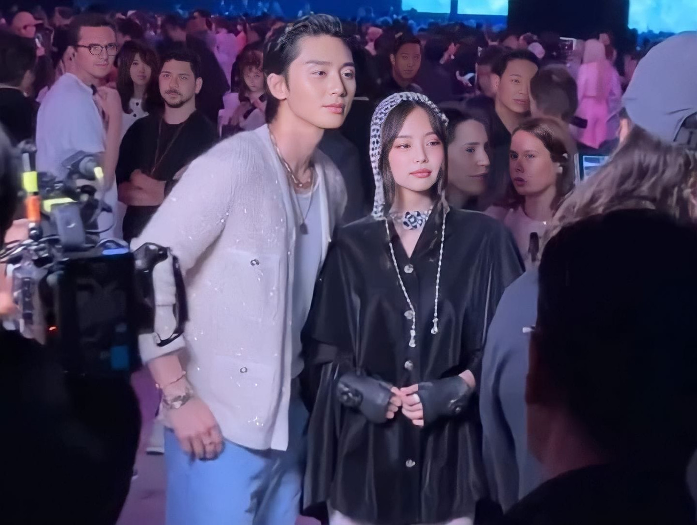 Dường như cả hai đã có mối quan hệ khá thân thiết sau những lần cùng dự chung sự kiện của nhà mốt Chanel.