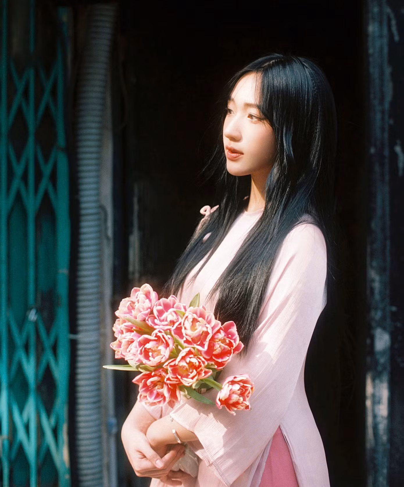 Nét dịu dàng của Linh Chi trong bộ áo dài "đốn tim" người xem.