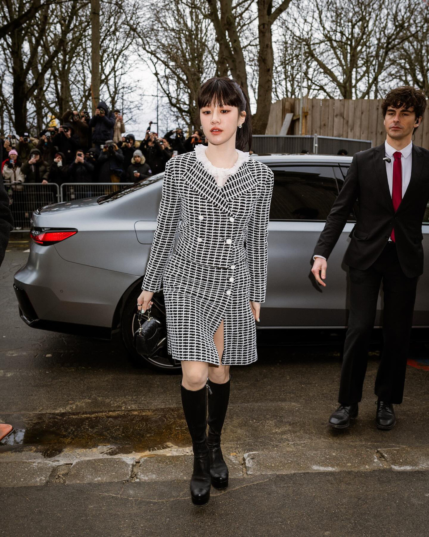 Chanel được đánh giá là "khấm khá" nhất khi một khách mời khác là nữ diễn viên kiêm người mẫu Go Yoon Jung đã đem về cho thương hiệu 1,88 triệu USD (hơn 47 tỷ đồng) giá trị truyền thông trong lần tới dự show Haute Couture năm nay.