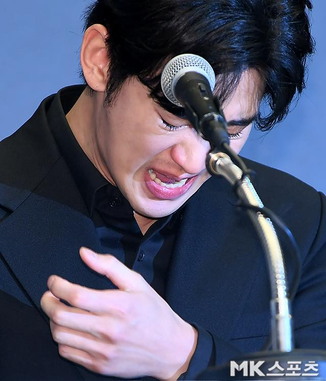 Nam diễn viên sinh năm 1988 bật khóc nức nở, nghẹn ngào khi làm rõ các cáo buộc từ phía gia đình bạn gái cũ và Viện Garo Sero. Nam diễn viên sinh năm 1988 bật khóc nức nở, nghẹn ngào khi làm rõ các cáo buộc từ phía gia đình bạn gái cũ và Viện Garo Sero.