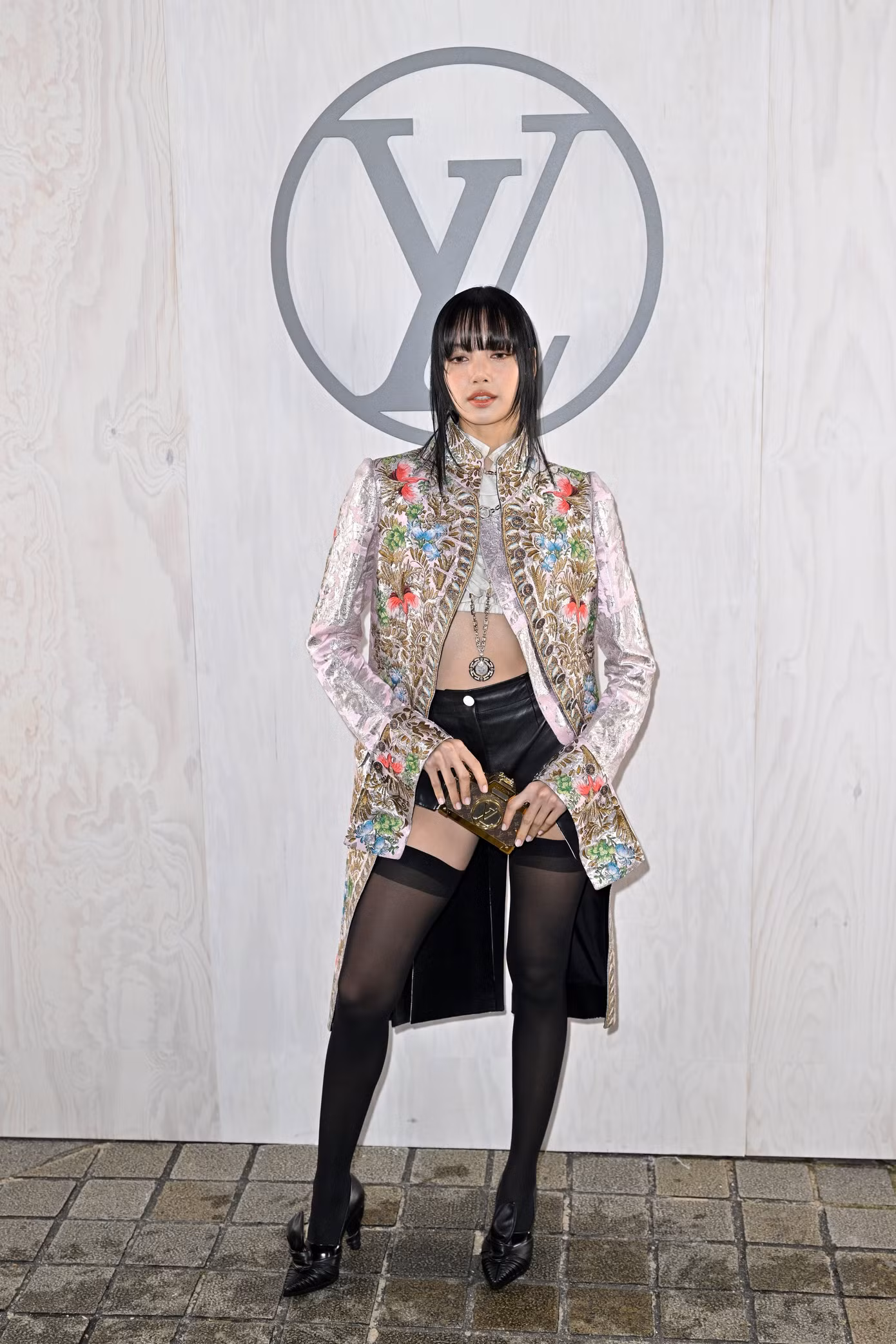 Bộ trang phục mà Lisa mang đến Paris Fashion Week được khen ngợi khi kết hợp các phụ kiện túi xách, vòng cổ và giày đầy tinh tế.