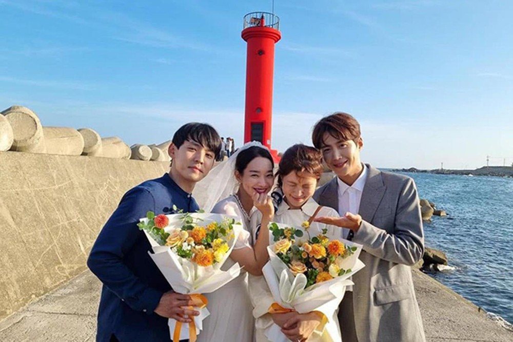 Mới đây, khi tham gia Salon Drip 2, Shin Min Ah chia sẻ cô và dàn diễn viên của Hometown Cha Cha Cha vẫn giữ mối quan hệ thân thiết cho tới thời điểm hiện tại. Mới đây, khi tham gia Salon Drip 2, Shin Min Ah chia sẻ cô và dàn diễn viên của Hometown Cha Cha Cha vẫn giữ mối quan hệ thân thiết cho tới thời điểm hiện tại.