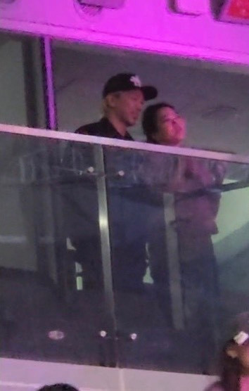 Taeyang được nhìn thấy tại concert. Taeyang được nhìn thấy tại concert.