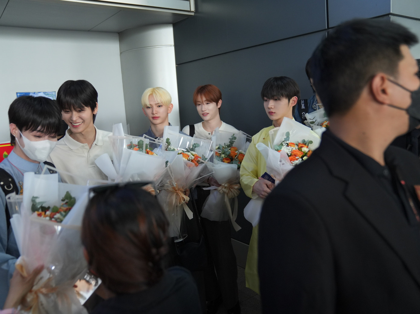 TEMPEST vui vẻ nhận những bó hoa chào mừng.