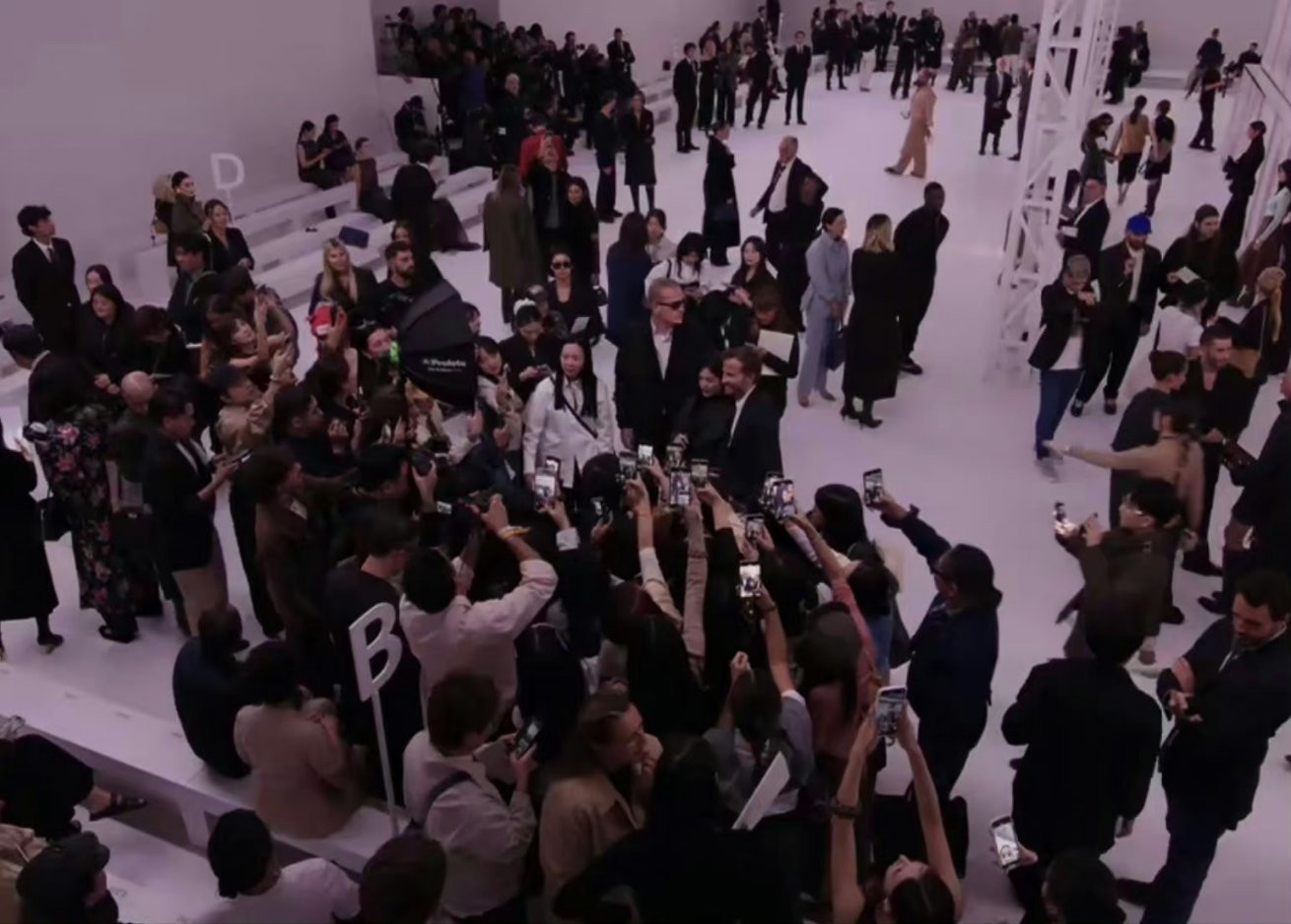 Ngay khi vừa xuất hiện, đám đông nhanh chóng bao vây nữ đại sứ. Ngay khi vừa xuất hiện, đám đông nhanh chóng bao vây nữ đại sứ.