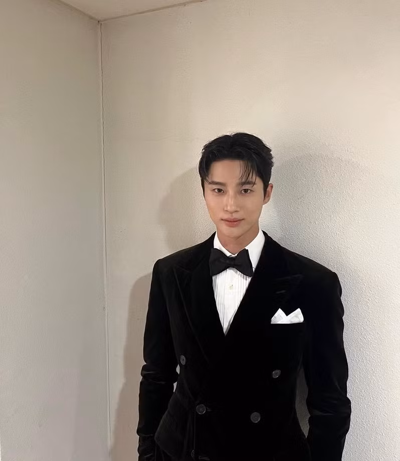 Byeon Woo Seok cũng bấm theo dõi cả Jeon Ji Su và người yêu DJ của cô nàng.