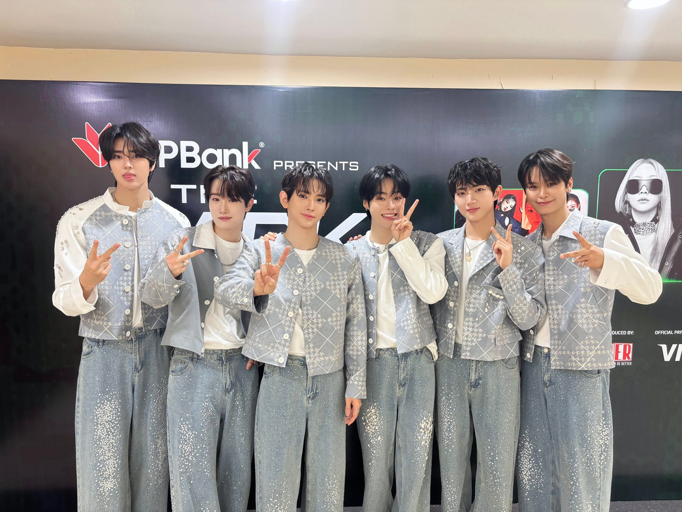 TEMPEST trong trang phục biểu diễn lấp lánh kết hợp chất liệu jeans trẻ trung và năng động.