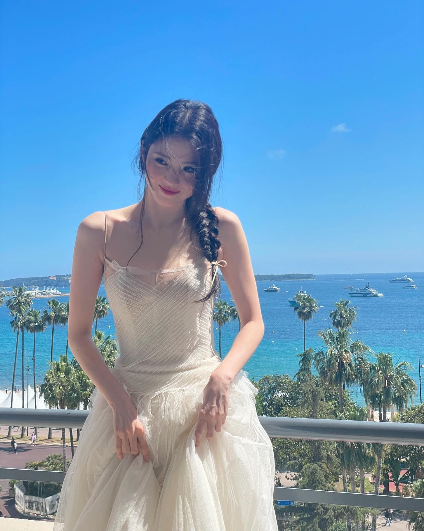 Nhan sắc trong veo của cô được Knet dành nhiều lời khen ngợi bất chấp lùm xùm tình ái.