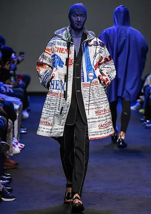 Không chỉ có chất liệu cứng cáp, form dáng, màu sắc và bố cục trang trí giống hệt bao bì, trên áo còn in tiếng Việt và in hình ảnh minh họa đậm chất bao "cám con cò" Việt Nam. Không chỉ có chất liệu cứng cáp, form dáng, màu sắc và bố cục trang trí giống hệt bao bì, trên áo còn in tiếng Việt và in hình ảnh minh họa đậm chất bao "cám con cò" Việt Nam.