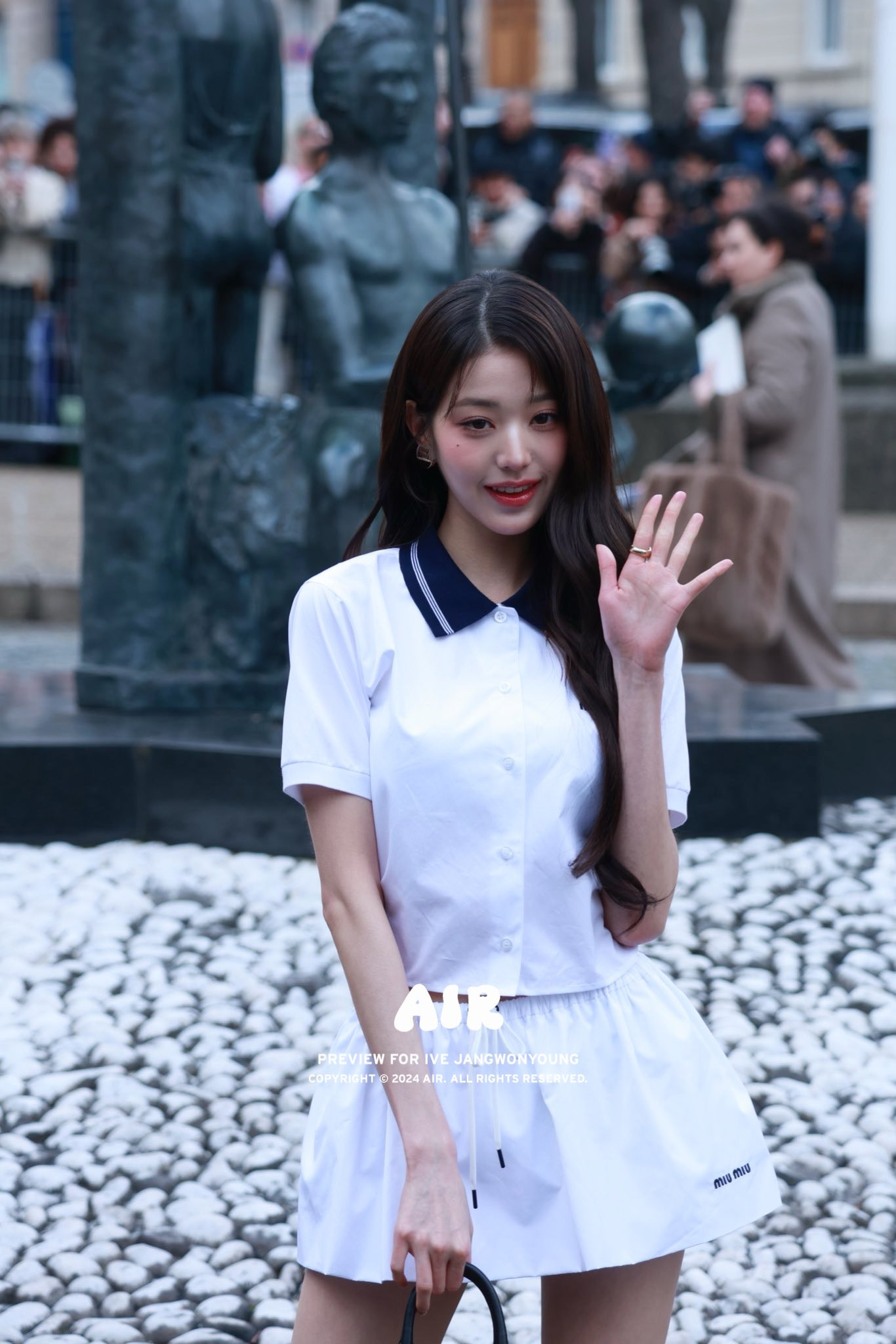 Ngay khi vừa xuất hiện, Wonyoung thu hút mọi ánh nhìn.