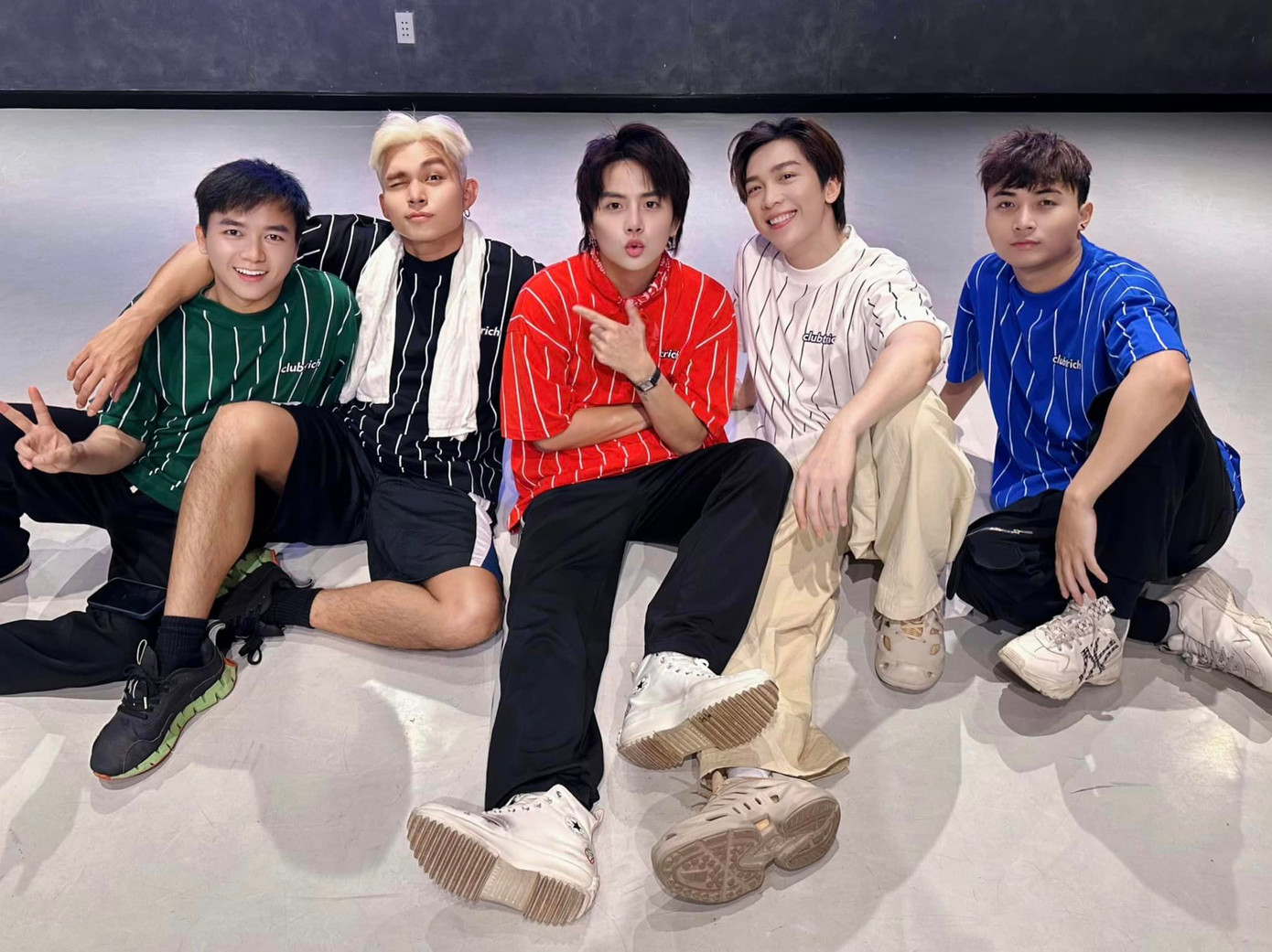 Duy Khánh và Bùi Công Nam trong đội hình nhóm Đa Sắc ở công diễn đầu.