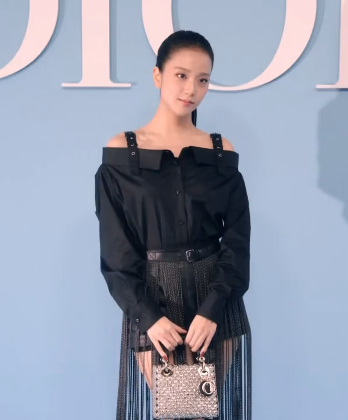 Tổng quan tạo hình của Jisoo tại sự kiện lần này. Tổng quan tạo hình của Jisoo tại sự kiện lần này.