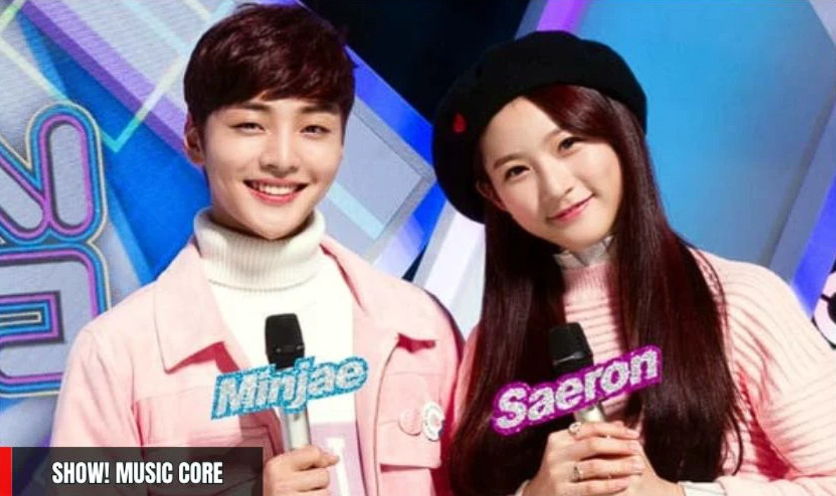 Kim Sae Ron và bạn dẫn Kim Min Jae tại show Music Core 2015. Kim Sae Ron và bạn dẫn Kim Min Jae tại show Music Core 2015.