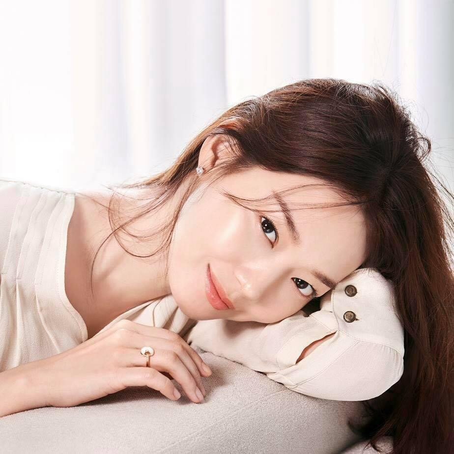 Tại thời điểm bạn trai đổ bệnh, nữ diễn viên trả lời ngắn gọn với báo giới: “Tôi đang giúp đỡ Kim Woo Bin trong quá trình điều trị.”