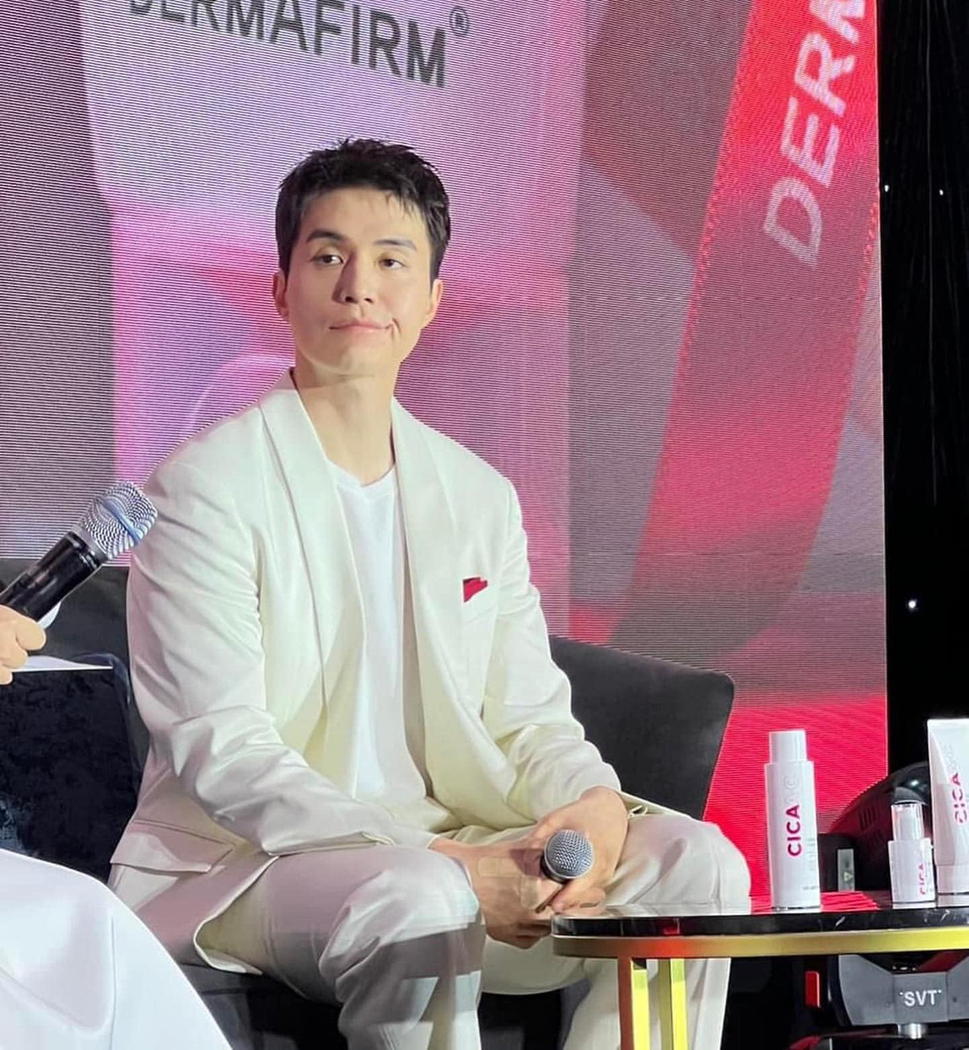 Một biểu cảm của nam diễn viên khiến người hâm mộ cười ngất nhưng cũng thấy xót xa vì hành động "lạnh lùng" từ MC và phiên dịch viên. - Ảnh: FB Lee Dong Wook's Four Seasons - A Shop For Killers Một biểu cảm của nam diễn viên khiến người hâm mộ cười ngất nhưng cũng thấy xót xa vì hành động "lạnh lùng" từ MC và phiên dịch viên. - Ảnh: FB Lee Dong Wook's Four Seasons - A Shop For Killers