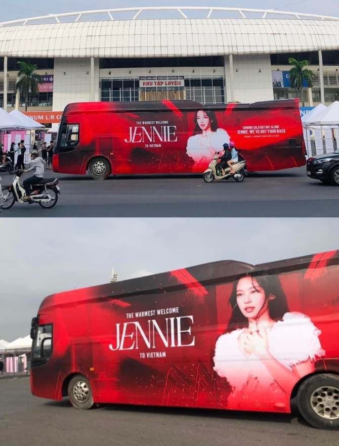 Xe buýt của Jennie xuất hiện đỏ rực một góc trời Hà Nội. - Nguồn: Mandoo Jennie VN - 김제니 Black Pink Xe buýt của Jennie xuất hiện đỏ rực một góc trời Hà Nội. - Nguồn: Mandoo Jennie VN - 김제니 Black Pink