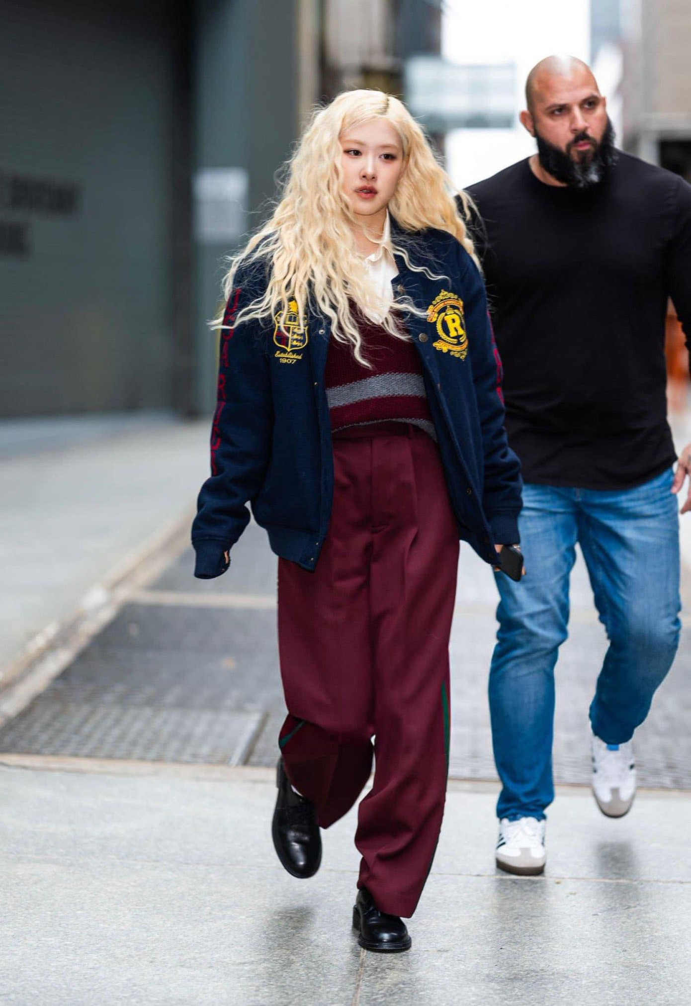 Tổng giá trị bộ trang phục này của Rose lên tới hơn 668 triệu đồng. Tổng giá trị bộ trang phục này của Rose lên tới hơn 668 triệu đồng.