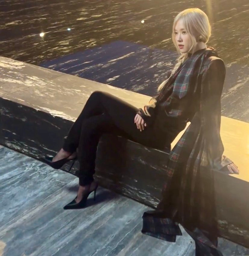 Nhiều người nhận xét Rosé là nghệ sĩ toát lên khí chất của Saint Lauren nhất khi thấy cô "thả dáng" tại sự kiện. Nhiều người nhận xét Rosé là nghệ sĩ toát lên khí chất của Saint Lauren nhất khi thấy cô "thả dáng" tại sự kiện.