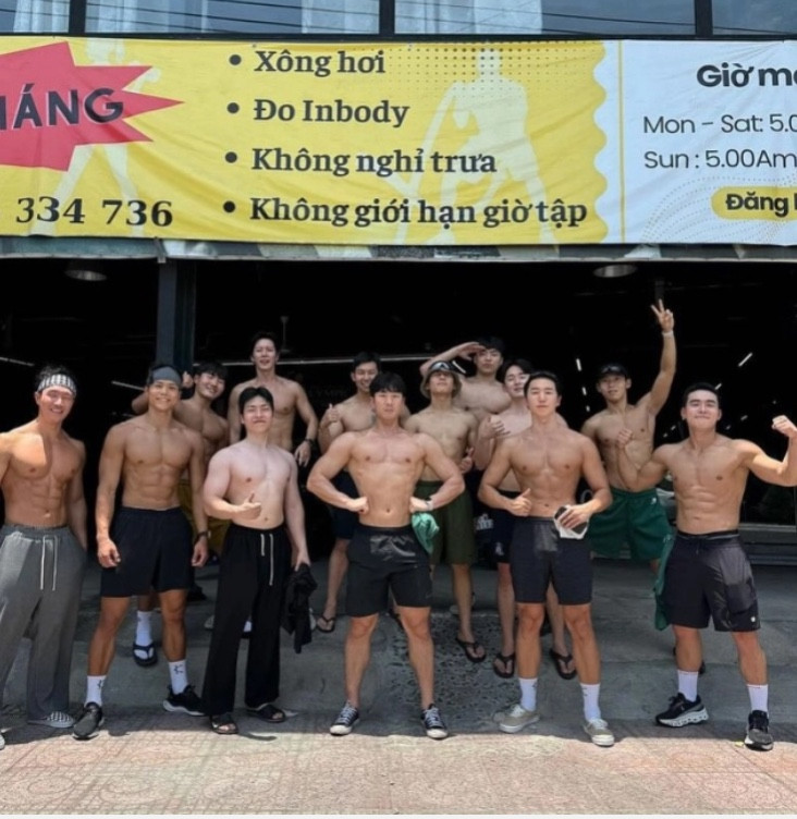 Anh cùng các thành viên trong Sweat on Seoul ở buổi workshop tại Nha Trang. - Nguồn ảnh: amottivation. Anh cùng các thành viên trong Sweat on Seoul ở buổi workshop tại Nha Trang. - Nguồn ảnh: amottivation.