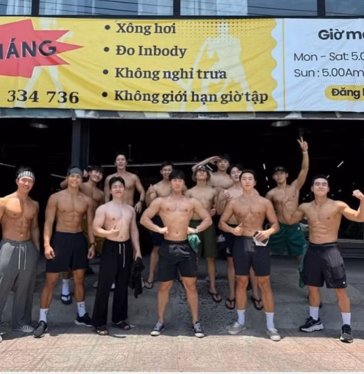 Anh cùng các thành viên trong Sweat on Seoul ở buổi workshop tại Nha Trang. - Nguồn ảnh: amottivation.