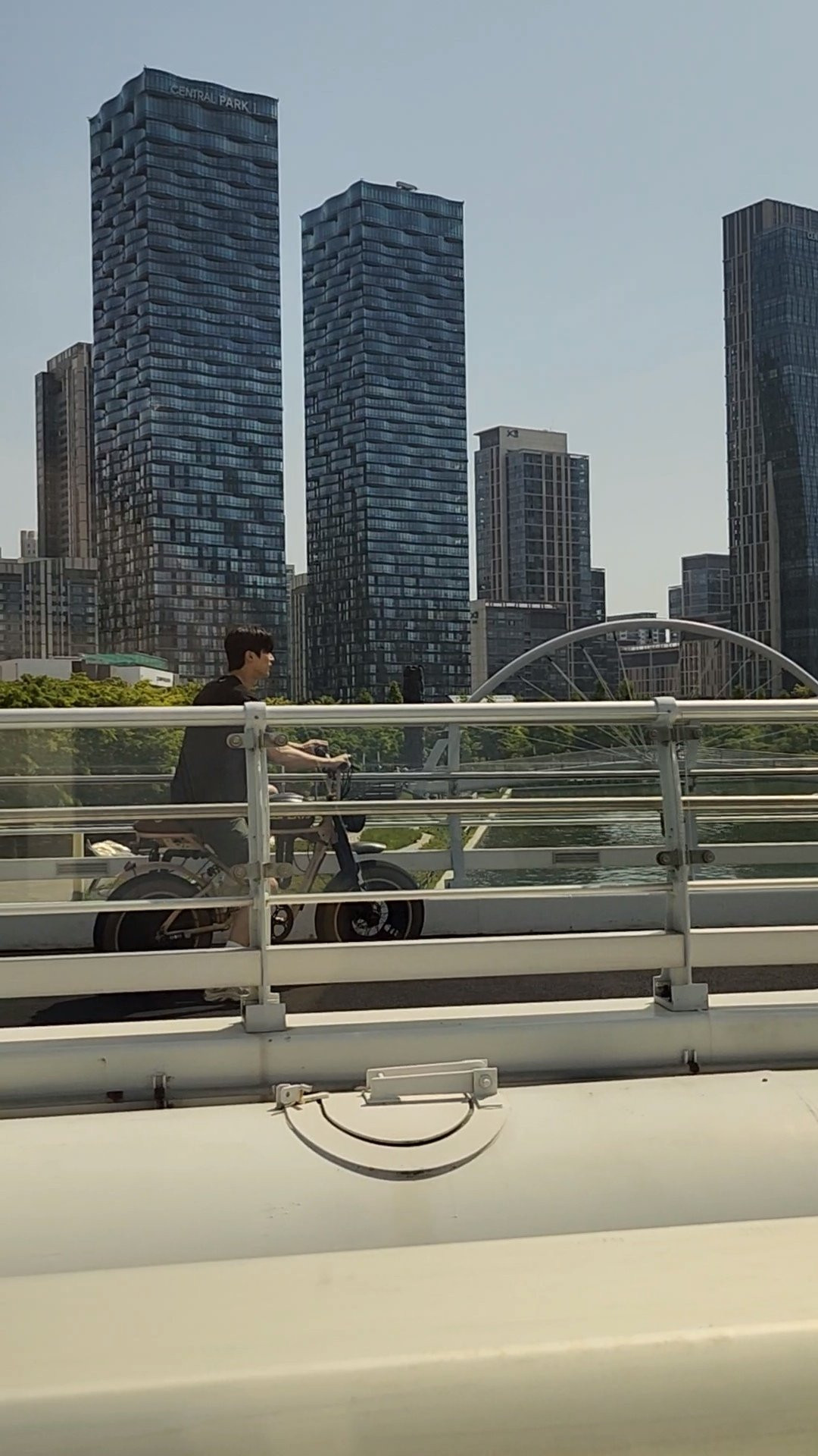 Một số fan tưởng tượng ra cảnh Byeon Woo Seok đang ra ngoài đạp xe thì được công ty gọi điện xác nhận tin đồn hẹn hò, và anh sẽ thư thả đáp "ui bạn em anh/ chị ơi, bả có người yêu rồi", fan tự nghĩ rồi tự cười ngất.