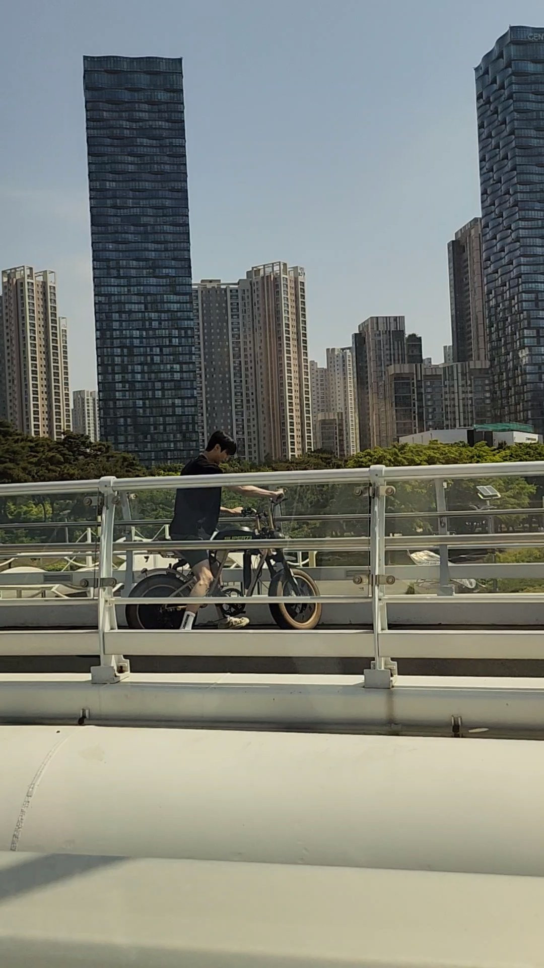 Một số fan tưởng tượng ra cảnh Byeon Woo Seok đang ra ngoài đạp xe thì được công ty gọi điện xác nhận tin đồn hẹn hò, và anh sẽ thư thả đáp "ui bạn em anh/ chị ơi, bả có người yêu rồi", fan tự nghĩ rồi tự cười ngất.