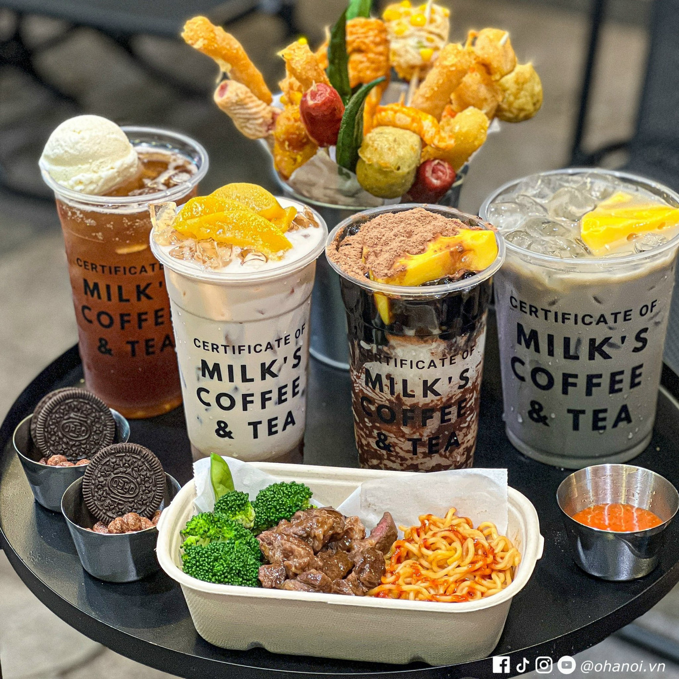 Không chỉ có 1001 lựa chọn về nước uống, quán còn phục vụ xiên que cũng như mỳ trộn rất chất lượng. - Nguồn ảnh: Ở Hà Nội