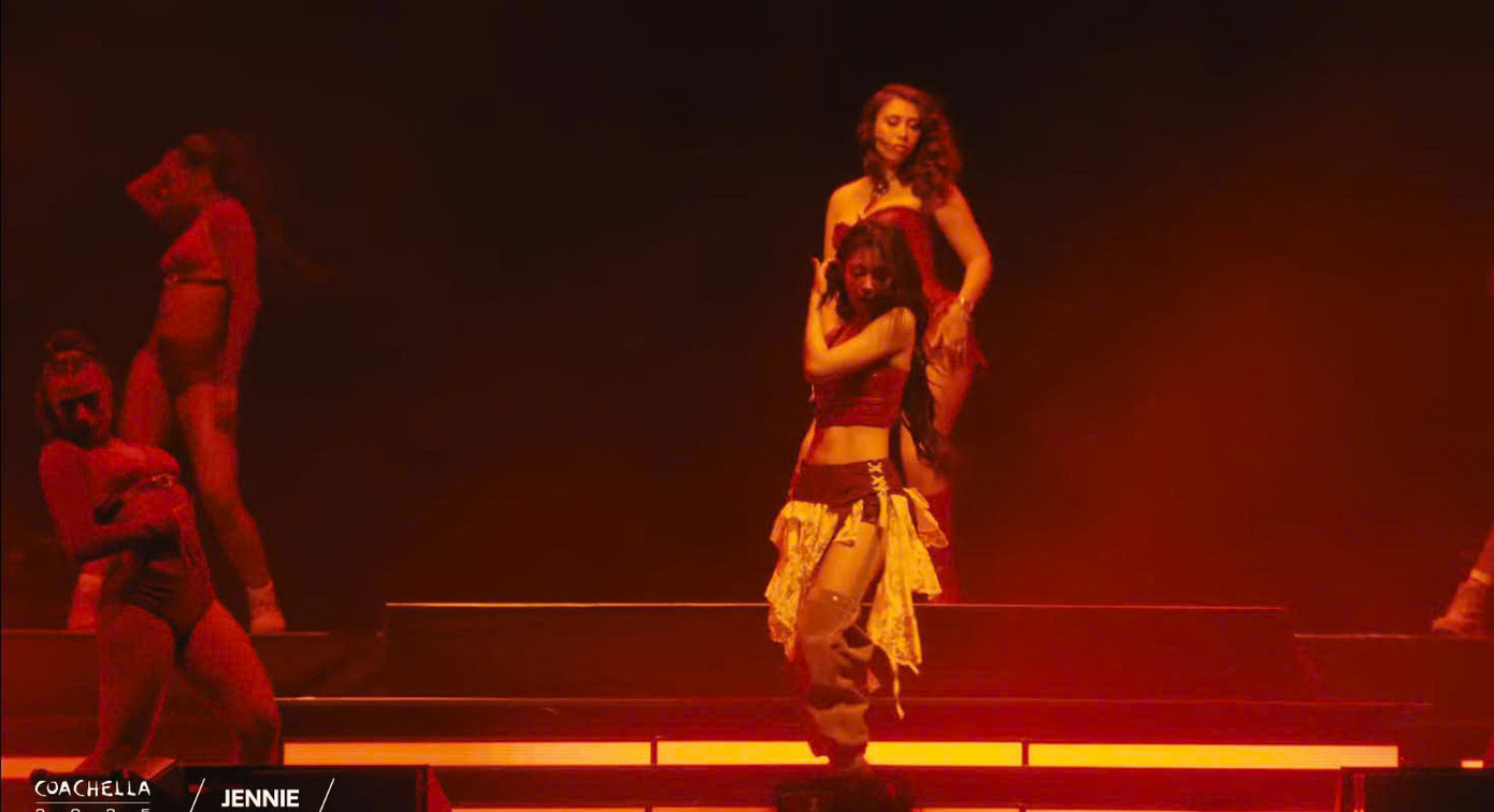 Jennie và Kali Uchis kết hợp ăn ý trên sân khấu đại nhạc hội.