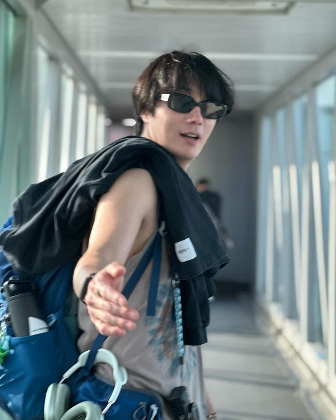 Trong bài đăng trên mạng xã hội, Jung Il Woo chia sẻ hình ảnh hào hứng khi vừa đáp xuống sân bay Nội Bài cùng với dòng trạng thái: "Bằng cách nào đó lại có mặt ở Việt Nam." Trong bài đăng trên mạng xã hội, Jung Il Woo chia sẻ hình ảnh hào hứng khi vừa đáp xuống sân bay Nội Bài cùng với dòng trạng thái: "Bằng cách nào đó lại có mặt ở Việt Nam."