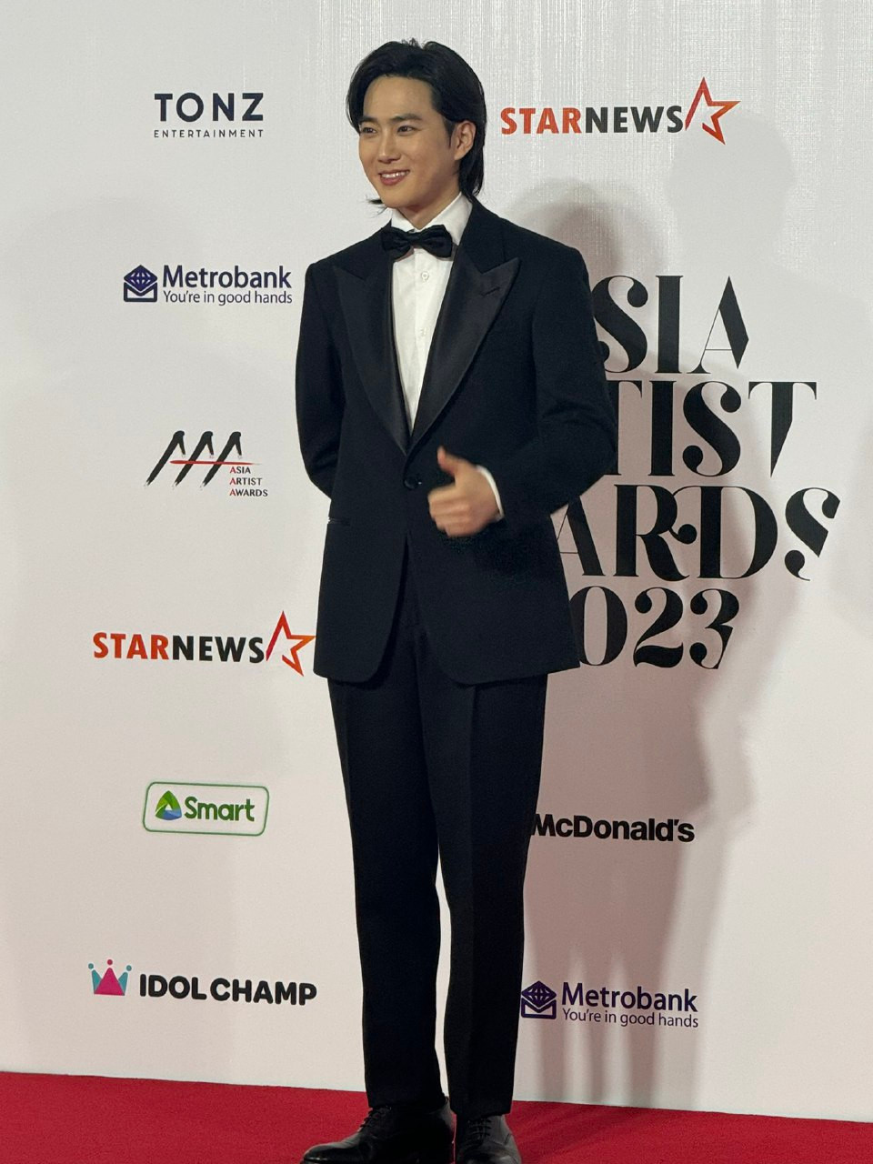 Vừa xuất hiện, Suho đã khiến fan "đổ đứ đừ" với bộ suit đen lịch lãm và khí chất như tổng tài. Vừa xuất hiện, Suho đã khiến fan "đổ đứ đừ" với bộ suit đen lịch lãm và khí chất như tổng tài.