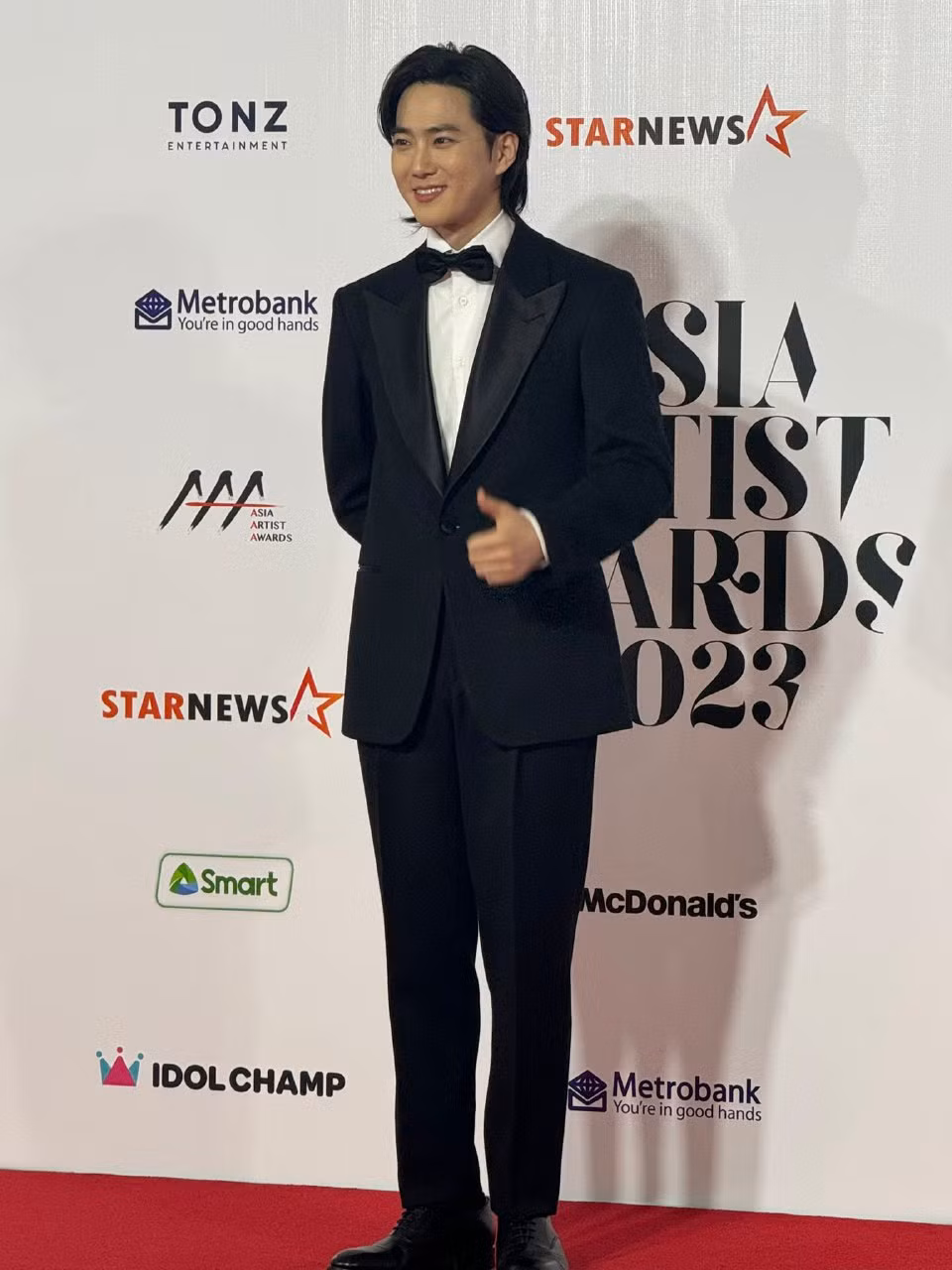 Vừa xuất hiện, Suho đã khiến fan "đổ đứ đừ" với bộ suit đen lịch lãm và khí chất như tổng tài.