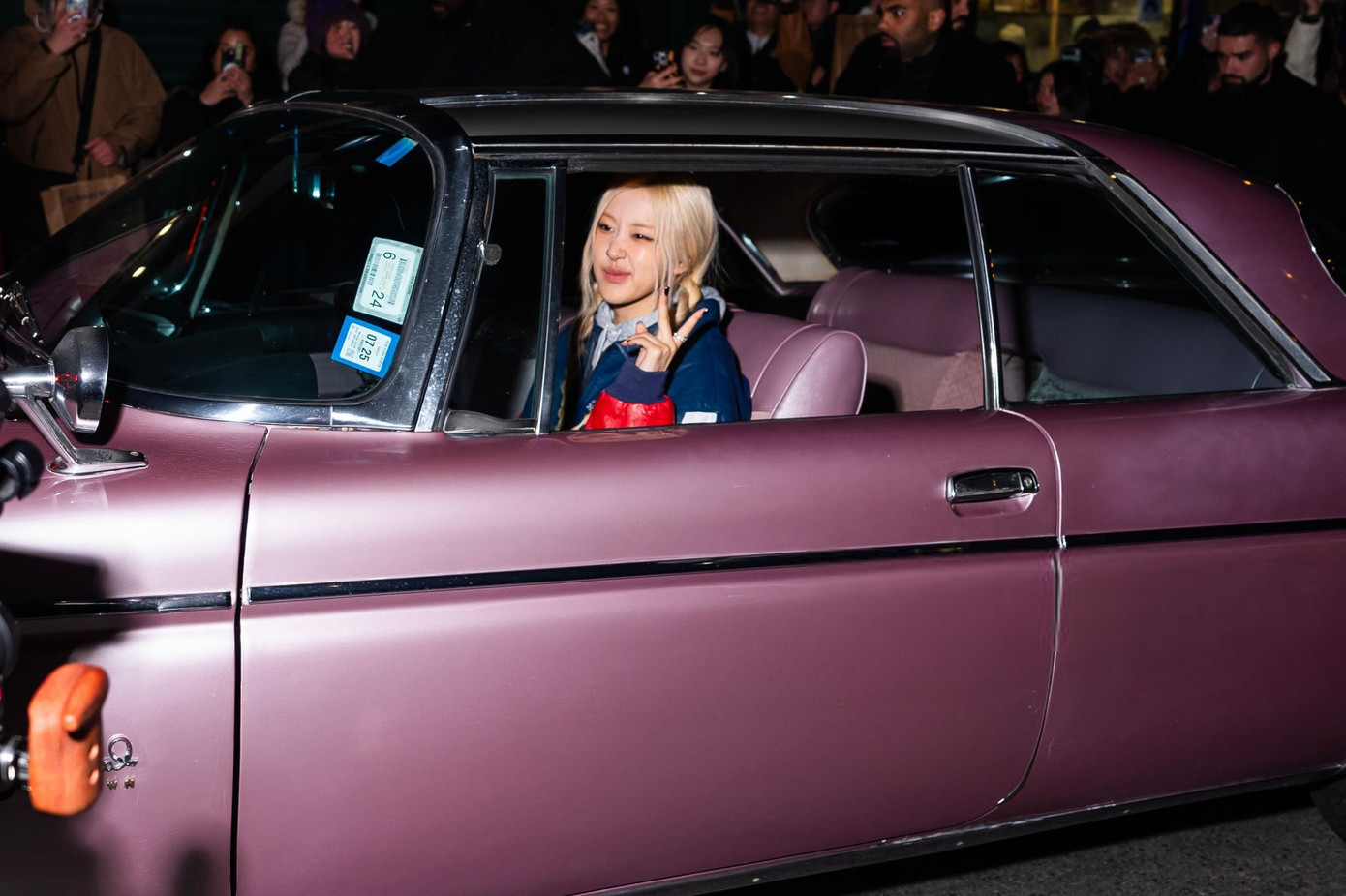 Cô xuất hiện siêu ngầu trên chiếc xế hộp màu hồng. Cô xuất hiện siêu ngầu trên chiếc xế hộp màu hồng.