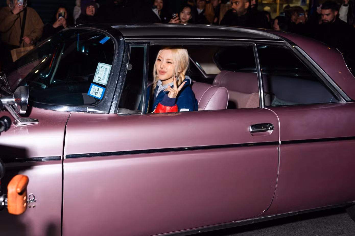 Cô xuất hiện siêu ngầu trên chiếc xế hộp màu hồng.