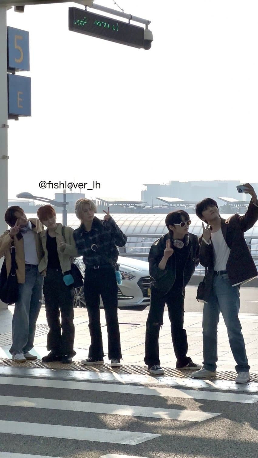 BOYNEXTDOOR selfie, có hành động được cho là giống như cố tình khoe đang sử dụng điện thoại "quả táo". Ảnh: @fishlover_lh BOYNEXTDOOR selfie, có hành động được cho là giống như cố tình khoe đang sử dụng điện thoại "quả táo". Ảnh: @fishlover_lh