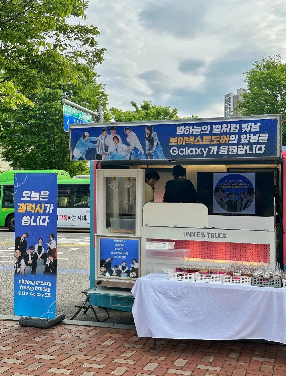 Netizen nhận định việc BOYNEXTDOOR công khai sử dụng sản phẩm của đối thủ "một mất một còn" với nhãn hàng cũ có thể khiến các giám đốc của Samsung phật lòng, đồng thời nhóm đang tự mình đóng lại cánh cửa cơ hội cho lần hợp tác tiếp theo. Netizen nhận định việc BOYNEXTDOOR công khai sử dụng sản phẩm của đối thủ "một mất một còn" với nhãn hàng cũ có thể khiến các giám đốc của Samsung phật lòng, đồng thời nhóm đang tự mình đóng lại cánh cửa cơ hội cho lần hợp tác tiếp theo.