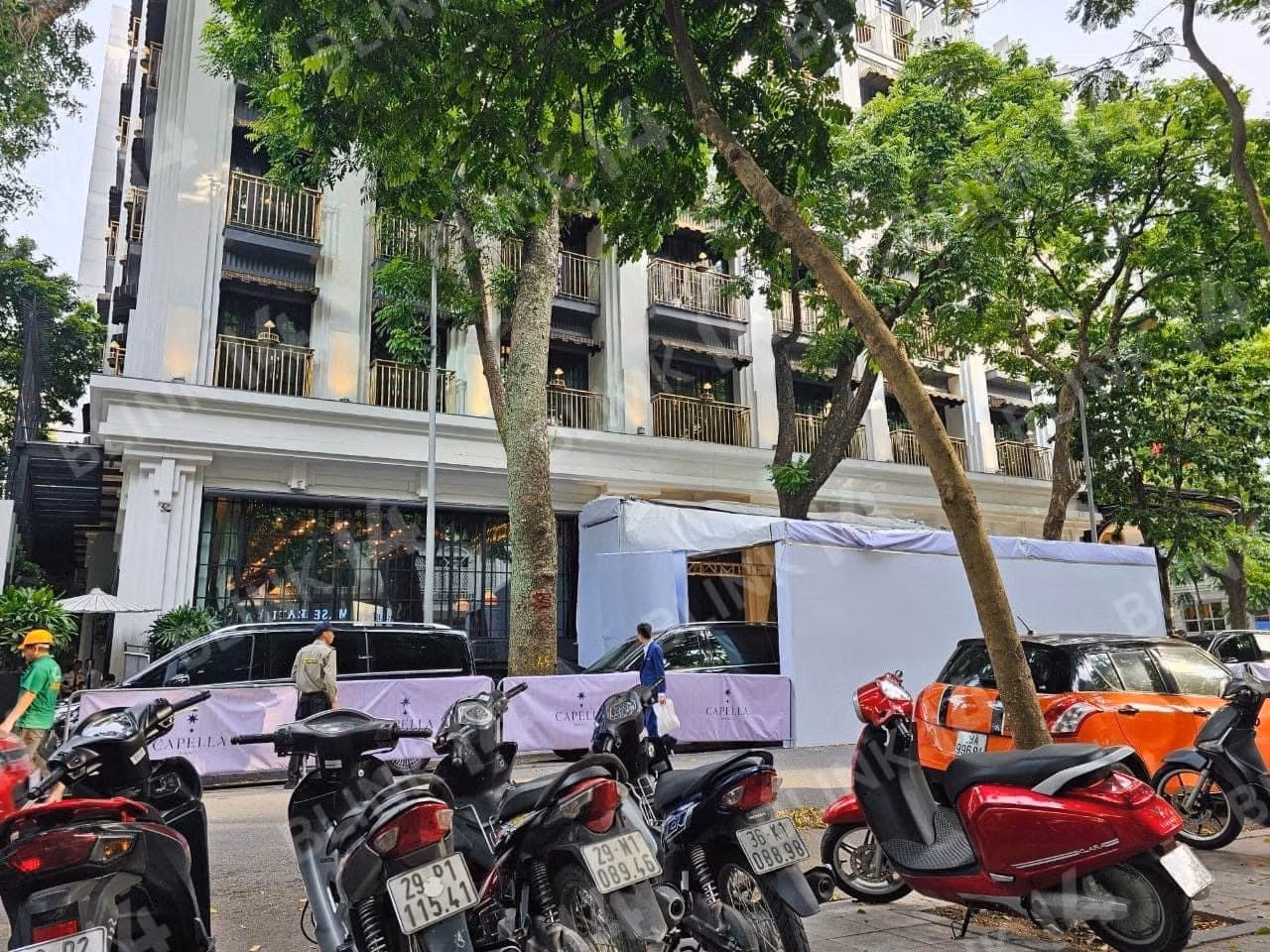 Khách sạn Capella sở hữu nhà hàng đạt sao Michelin bất ngờ được quây kín vào chiều nay. Khách sạn Capella sở hữu nhà hàng đạt sao Michelin bất ngờ được quây kín vào chiều nay.