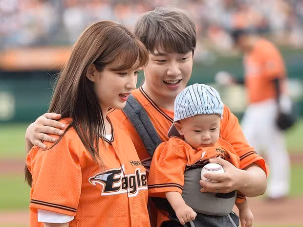 Hình ảnh hạnh phúc của cặp đôi trước đây khi xuất hiện cùng con trước công chúng.